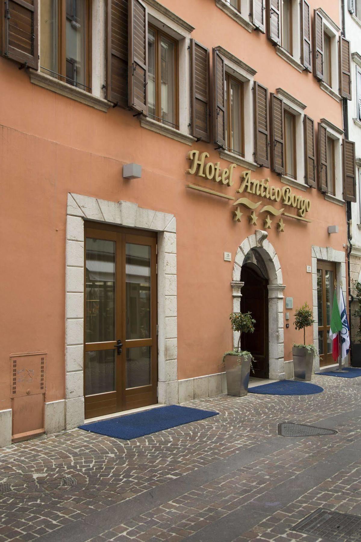 ריבה דל גארדה Hotel Antico Borgo מראה חיצוני תמונה
